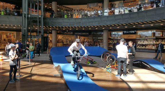 Une pumptrack à une fête dans un centre commercial - Lublin (PL)