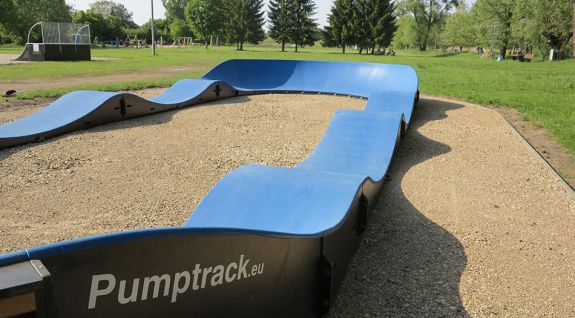 Une aire de jeux pour bicyclettes ou pumptrack