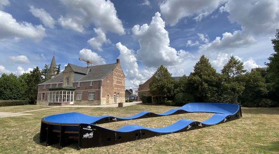 Une aire de jeux pour bicyclettes ou pumptrack