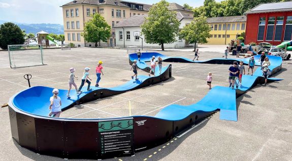 Terrain de jeu pour vélos ou piste de pumptrack en matériaux composites