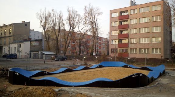 Une aire de jeux pour bicyclettes ou pumptrack